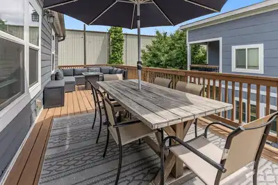 Image de Beautiful Home with Huge Patio and Garage