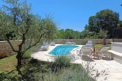 Image de Nouvelle villa avec piscine pour 8 à Bale