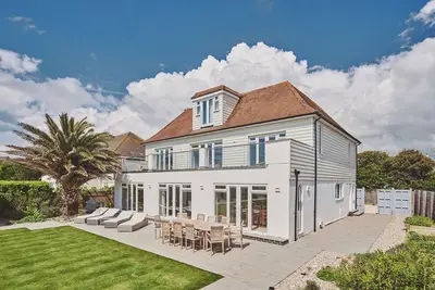 Image de Set right on the shoreline of England’s stunning South Coast, Ocean Edge House is a five-bedroom luxury beachfront retreat designed for unforgettable holidays.