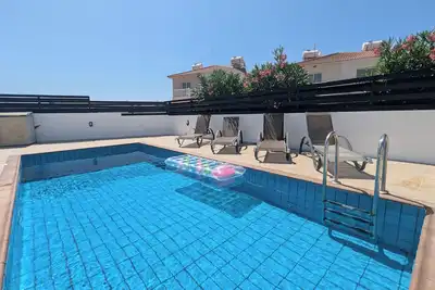 Image de Freshly painted 2-bedroom villa with private pool, new aircon, balconies, Bbq, and outdoor dining. Just a short walk to Nissi Beach, shops, and restaurants. Perfect for families.