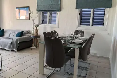 Image de Stylish 3br apt - modern decor, balcony & pool - close to the beach and amenities