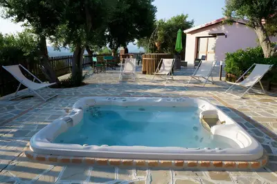 Image de Villa 'Ginestra Con Jacuzzi' avec vue sur la montagne, Wi-Fi et climatisation