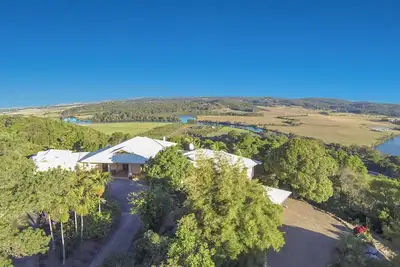 Image de 10 Bedrooms and 10 Bathrooms 15 min from the beach on The Sunshine coast.