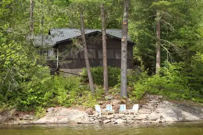 Image de Relax and rejuvenate in this delightful retreat, where rustic meets modern.