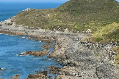 Image de Coastal Ground-Floor Apartment with Sea Views – Dog Friendly