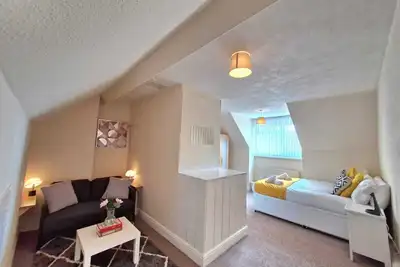 Image de Maison-Large-Salle de bain privée-Vue sur la cour