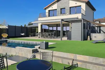 Image de Maison du lac, à 1h de Lyon et de Genèves, Jacuzzy, piscines, magnifique vue lac.