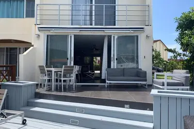 Image de This harbour villa offers an authentic Caribbean experience with a modern flair.