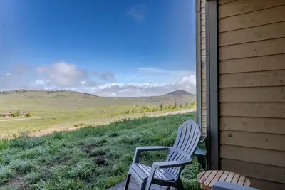 Image de Ski-in Ski-out Granby Ranch with Hot Tub