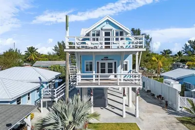 Image de The Frigate: 2-bedroom beachfront house-sleeps 6-in Casuarina Point with a pool.