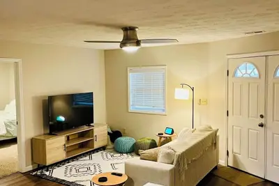 Image de Modern family-friendly home - walk to Wvsu and Shawnee Sports Complex