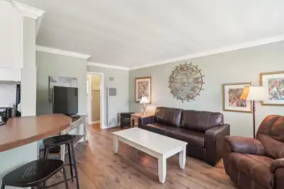 Image de New! Steps to the Beach! ! Full 1 bed Condo