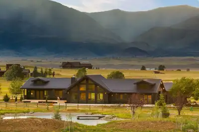 Image de Luxury Oasis Near Yellowstone, Spacious 4-Bedroom Home, pond, Guest House