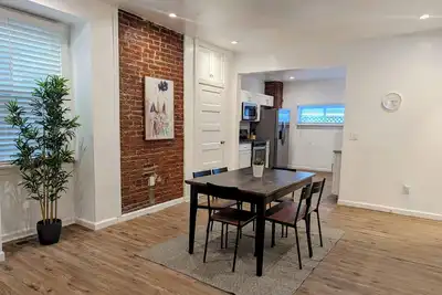 Image de Spacious 4-bedroom/ 2-bathroom house with WiFi and Ac in charming Pittsburgh