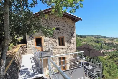 Image de Maison de vacances 'Château Saint-jean' avec vue sur les montagnes, terrasse privée et Wi-Fi