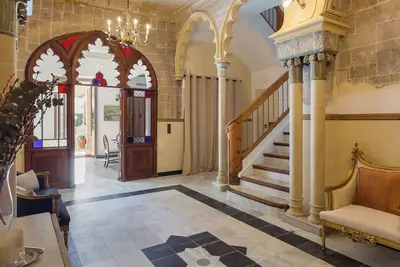 Image de Spacious 7-bedroom, 8-bathroom townhome with patio and rooftop terrace in Dénia