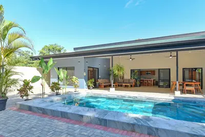 Image de Stylish Tropical Retreat Just Steps from the Beach