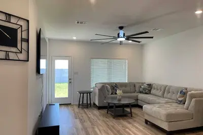 Image de Stylish 3br House w/Fenced Yard.