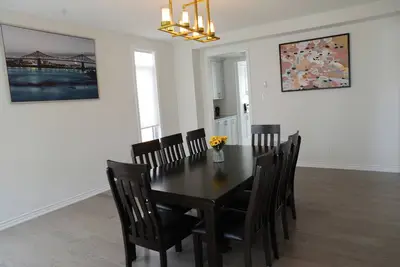 Image de Brand new 4-bedroom, 4-bathroom pond-front home in beautiful Wasaga Beach!