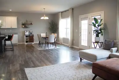 Image de Charming, Large Home with Full Basement Retreat – Perfect for Families or Groups