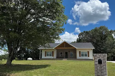 Image de 3 bedroom 2 bath home in west Dickson with beautiful views!