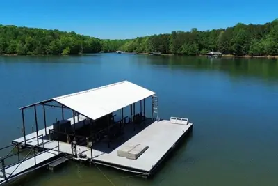 Image de Spacious 5br Lakefront home with hot tub, ping pong, private dock