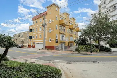 Image de Spacious and Central Downtown Cocoa Village Estate 2 with River Views!