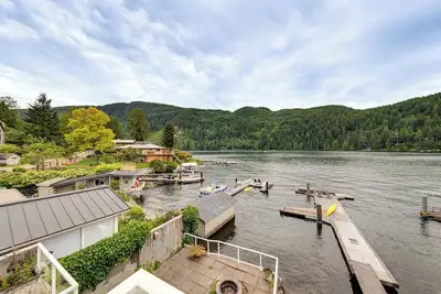 Image de Waterfront Home on Lake Samish w/ Hot Tub & Dock!