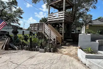 Image de Pool, Pier & Cozy Coastal Vibes