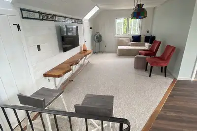 Image de Short walk to the beach! See & hear the ocean in the distance. Great living area