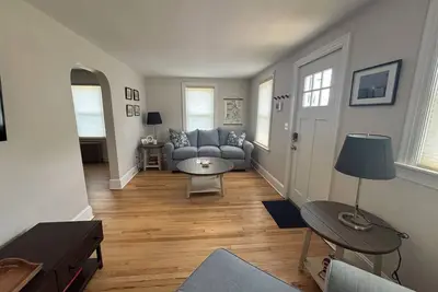 Image de Cozy and charming, this cottage offers a retreat surrounded by local beaches.