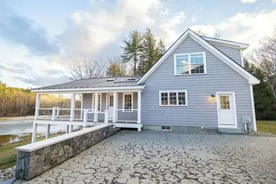 Image de Luxury Lakefront Retreat on Sebago Lake, Sleeps 10!