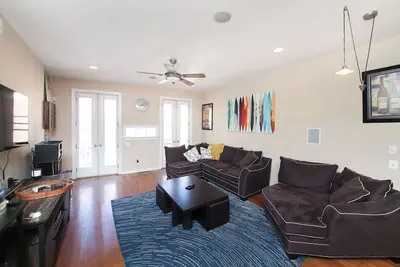 Image de Spacious M2m 3br 2ba home by Italian Market Little Saigon & Mexico deck Bbq