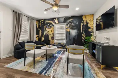 Image de Vision on George • Comfortable 4br Home for Groups And Long Stays • Rated 10/10