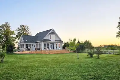 Image de Bright & Airy Beach House – Bay Views, Wraparound Deck & Room to Unwind