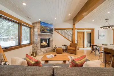 Image de Splendid  by Tahoe Getaways - Hot Tub - Chambers landing Hoa + Walk to Lake