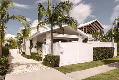 Image de Luxury Villa in heart of Burleigh- Long term rental minimum 3 mths pet friendly