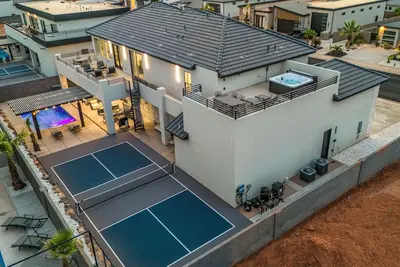 Image de Pecan Valley Retreat Sleeps 58| 2 Private Pools & Pickleball Courts