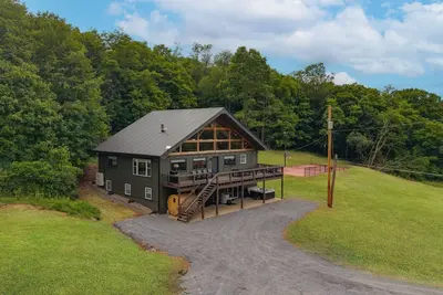 Image de Broad Top Cabin | Pond + Putting Green
