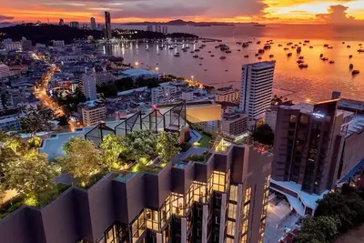 Image de Modern 2-Bed City Center Pattaya Condo with Near Beach, Insane Pool & Sky Lounge