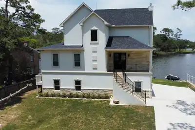 Image de Waterfront Retreat Getaway with Gameroom Firepit Fishing Kayaks