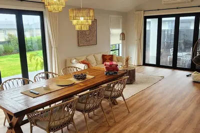 Image de Coastal spacious 4-bedroom house close to beach with spa.