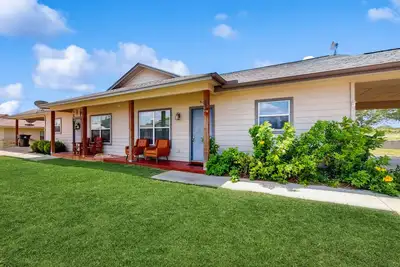 Image de Cozy home, close to Lbj with full kitchen, living room, patio and Wifi