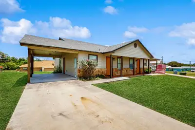 Image de Cozy home, close to Lbj with full kitchen, living room, patio and Wifi