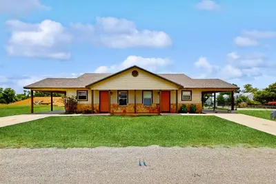 Image de Two cozy homes with full kitchen, living room space, Wifi & patio, close to Lbj