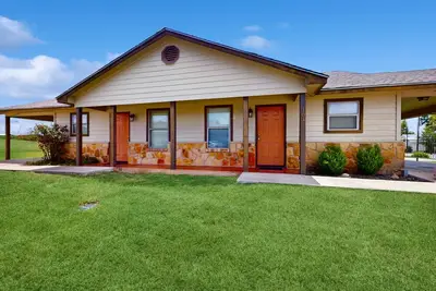 Image de Cozy home, close to Lbj with full kitchen, living room, patio and Wifi