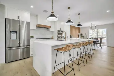 Image de Luxury Modern House with Air Conditioning near Marda Loop