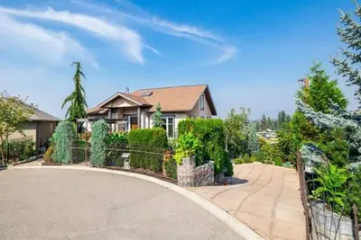 Image de Serene Lake & Mountain View Retreat in Kettle Valley\"