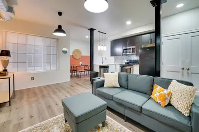 Image de Walk to Eateries: Sleek Urban Getaway in Detroit!