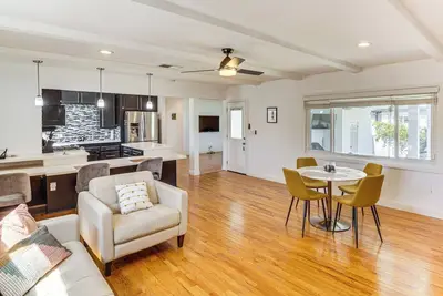 Image de 3 Mi to SoFi Stadium: Retreat w/ Fenced Backyard!